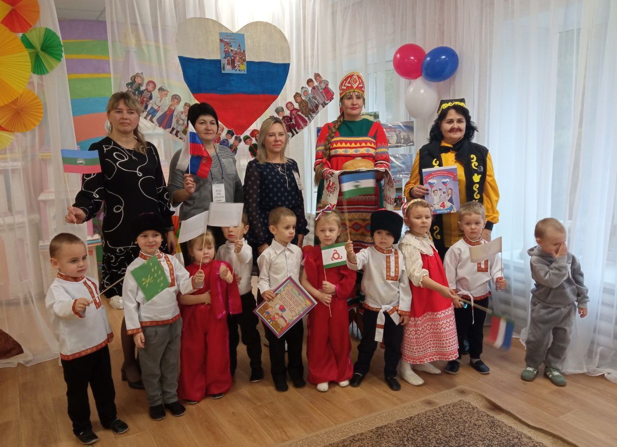 В дошкольном учреждении «Изумляндия» прошло мероприятие, посвященное Дню народного единства В дошкольном учреждении «Изумляндия» прошло мероприятие, посвященное Дню народного единства