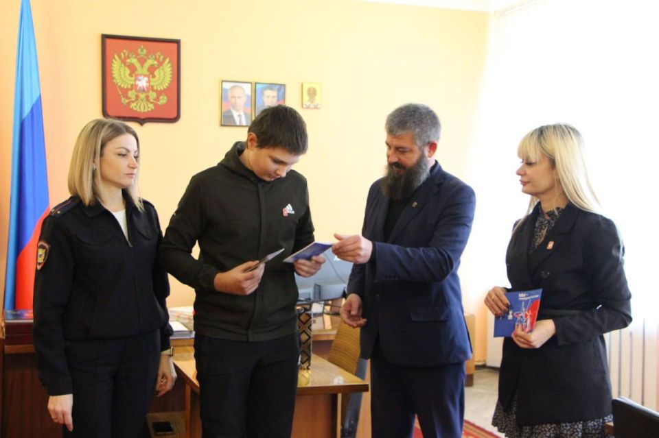 Олег Савченко: В преддверии Дня народного единства, в рамках Всероссийской программы «Мы – граждане России!», совместно с Косовой Людмилой Владимировной - врио начальника ОВМ ОМВД России «Меловский», лейтенантом полиции и... Олег Савченко: В преддверии Дня народного единства, в рамках Всероссийской программы «Мы – граждане России!», совместно с Косовой Людмилой Владимировной - врио начальника ОВМ ОМВД России «Меловский», лейтенантом полиции и...