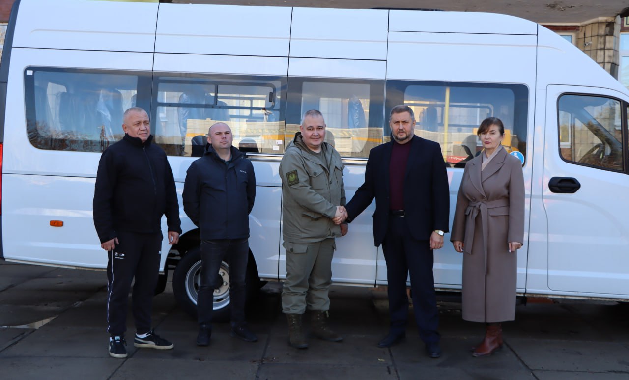 Евгений Бондарь: Лутугинский районный дом культуры получил новый автобус от регионашефа