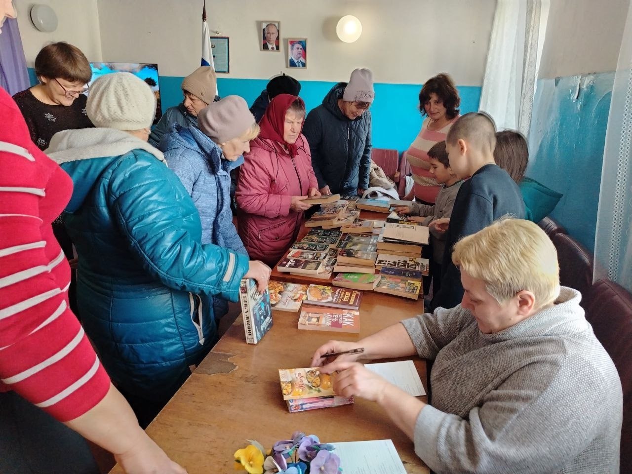 Сотрудники Лутугинской центральной районной библиотеки организовали мобильную библиотеку для жителей села Шелковоя Протока