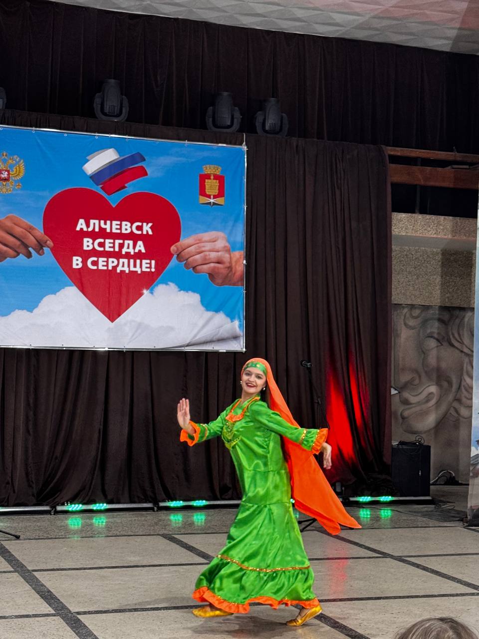 Россия – симфония народов. 30 октября в Центре культуры города Алчевска прошёл праздничный концерт «Россия – симфония народов», посвященный Дню народного единства Россия – симфония народов. 30 октября в Центре культуры города Алчевска прошёл праздничный концерт «Россия – симфония народов», посвященный Дню народного единства