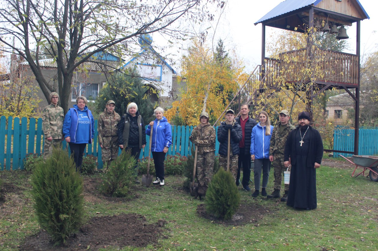 В Славяносербске единороссы высадили «Аллею единства» В Славяносербске единороссы высадили «Аллею единства»
