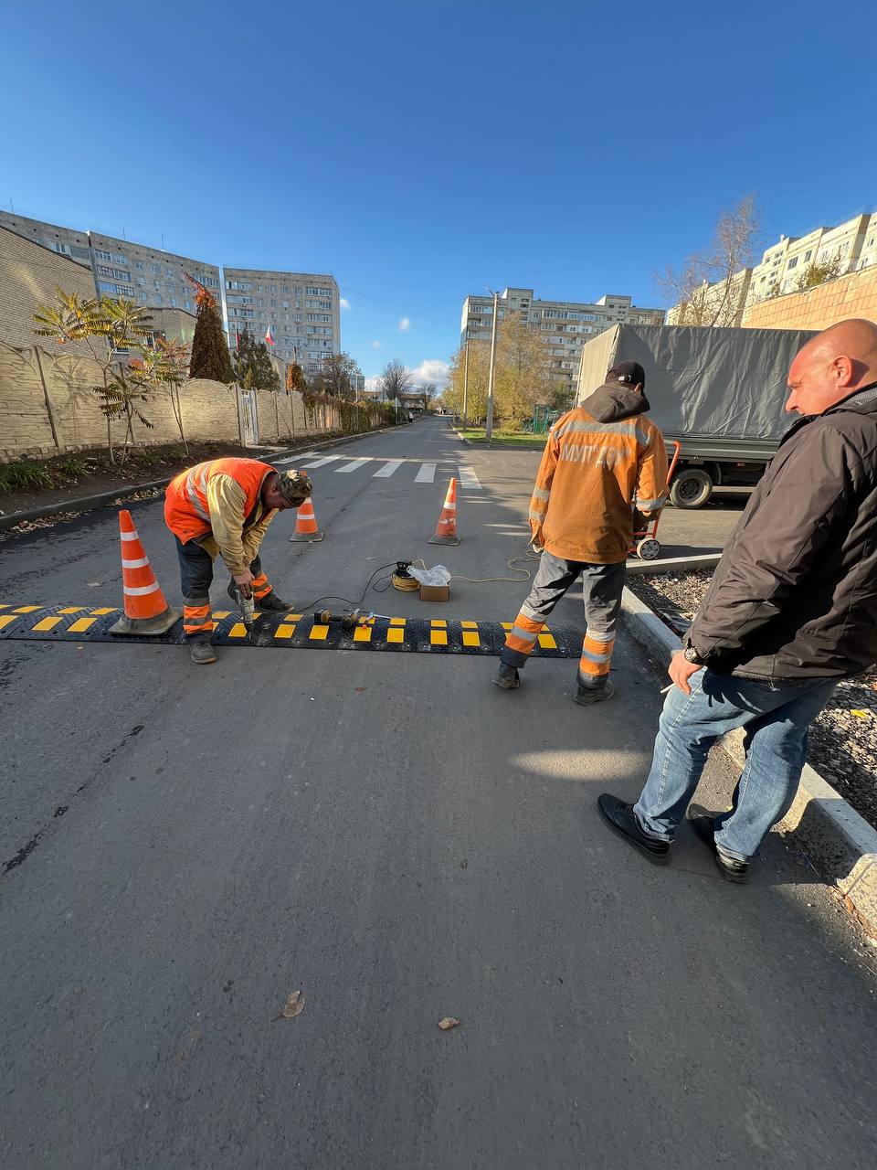 В целях повышения безопасности на дорогах вблизи образовательных учреждений специалисты МУП «Дорожно-эксплуатационное управление» завершили работы по установке искусственных неровностей и соответствующих предупреждающих... В целях повышения безопасности на дорогах вблизи образовательных учреждений специалисты МУП «Дорожно-эксплуатационное управление» завершили работы по установке искусственных неровностей и соответствующих предупреждающих...