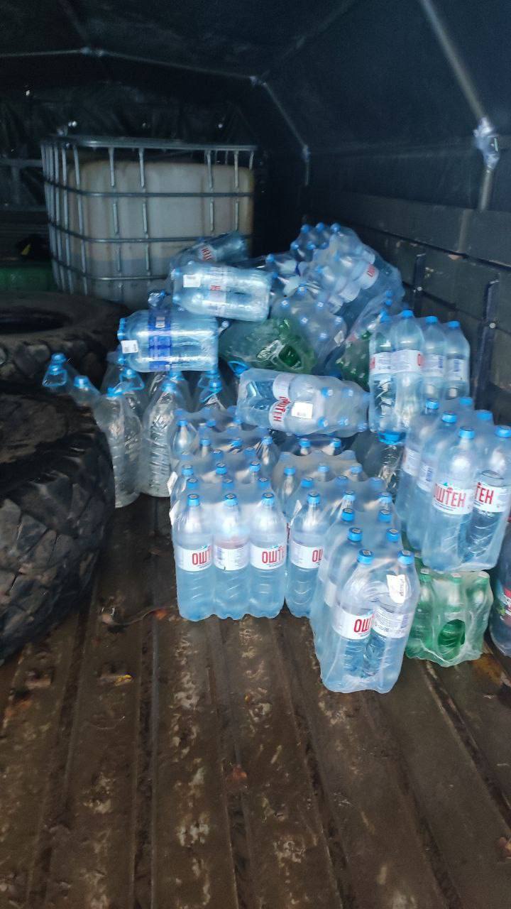 ПЛЕЧОМ К ПЛЕЧУ. Депутат Совета Краснодонского муниципального округа от фракции ЛДПР Сергей Короленко совместно с группой «Добрые дела» передали гуманитарную помощь — питьевую воду — одному из подразделений, выполняющему свои... ПЛЕЧОМ К ПЛЕЧУ. Депутат Совета Краснодонского муниципального округа от фракции ЛДПР Сергей Короленко совместно с группой «Добрые дела» передали гуманитарную помощь — питьевую воду — одному из подразделений, выполняющему свои...