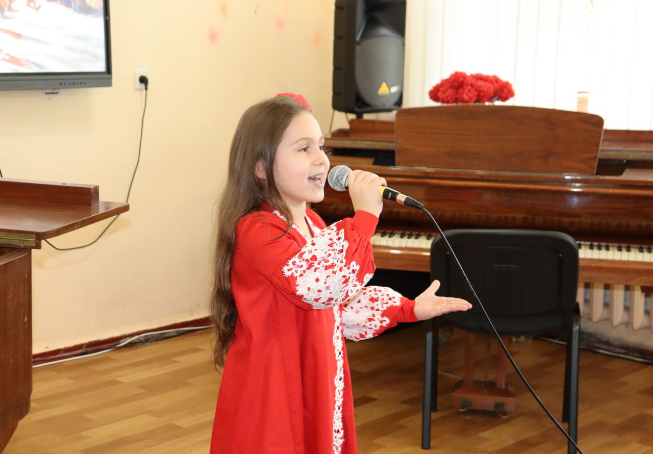 В Антрацитовской детской музыкальной школе состоялся историко-музыкальный экскурс «Мы - народ и мы едины», приуроченный ко Дню народного единства