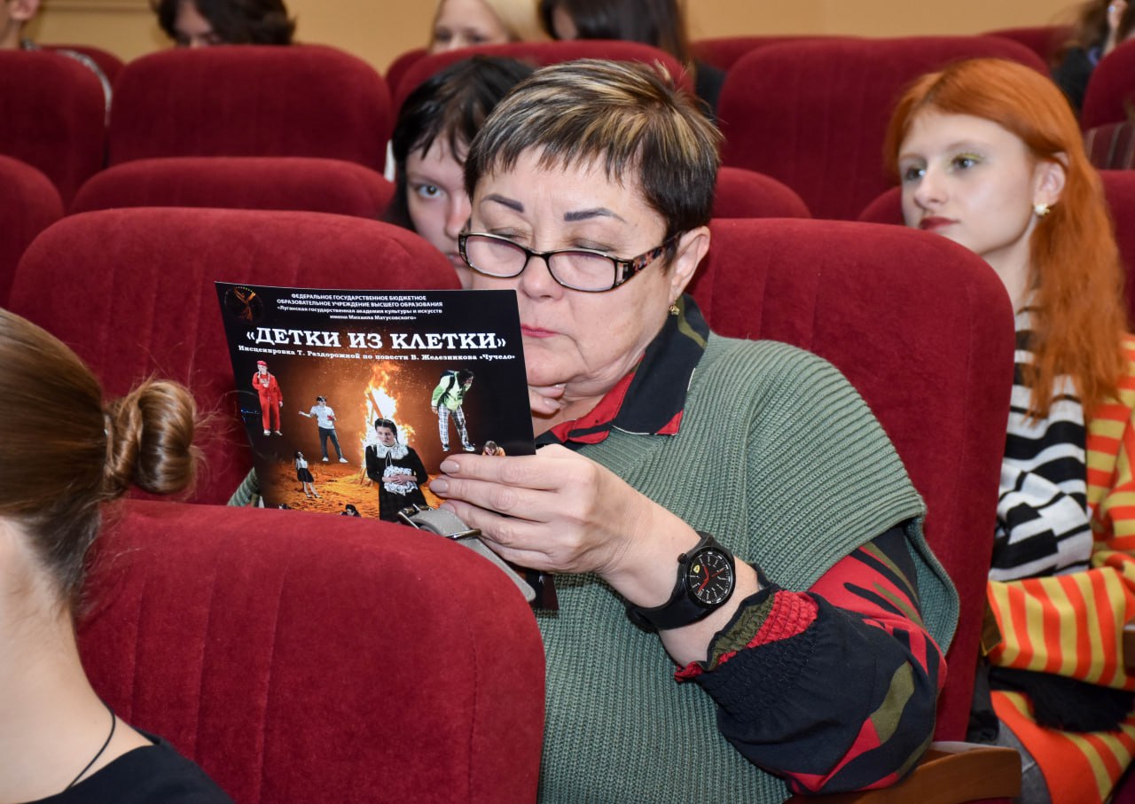 «Детки из клетки»: молодежный спектакль о свободе и взрослении «Детки из клетки»: молодежный спектакль о свободе и взрослении