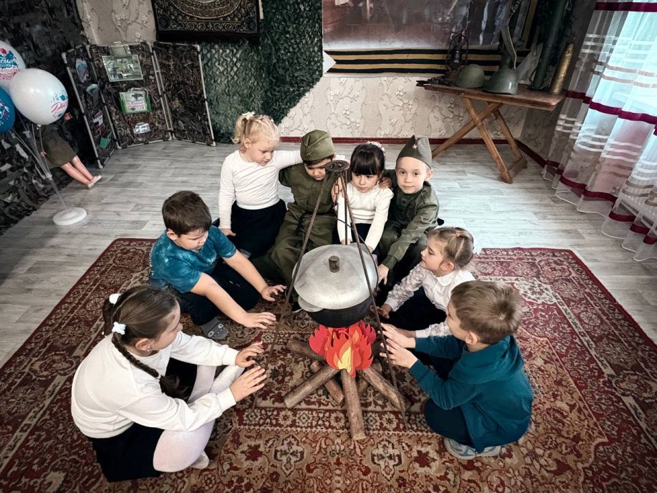 В преддверии Дня народного единства и в Год защитника Отечества, 31 октября 2025 года, ГБДОУ ЛНР «Брянковский детский сад №28 "Золушка" стал площадкой для обмена опытом в сфере патриотического воспитания В преддверии Дня народного единства и в Год защитника Отечества, 31 октября 2025 года, ГБДОУ ЛНР «Брянковский детский сад №28 "Золушка" стал площадкой для обмена опытом в сфере патриотического воспитания