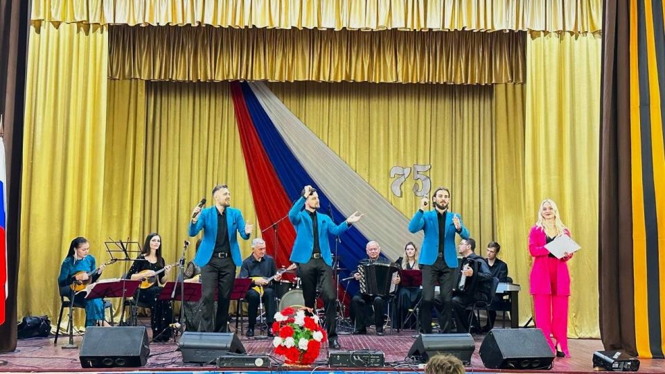 Жители поселка Хрящеватое насладились выступлением артистов Луганской академической филармонии Жители поселка Хрящеватое насладились выступлением артистов Луганской академической филармонии