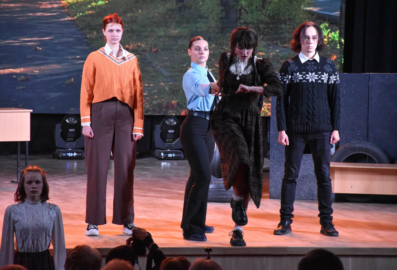 «Детки из клетки»: молодежный спектакль о свободе и взрослении «Детки из клетки»: молодежный спектакль о свободе и взрослении