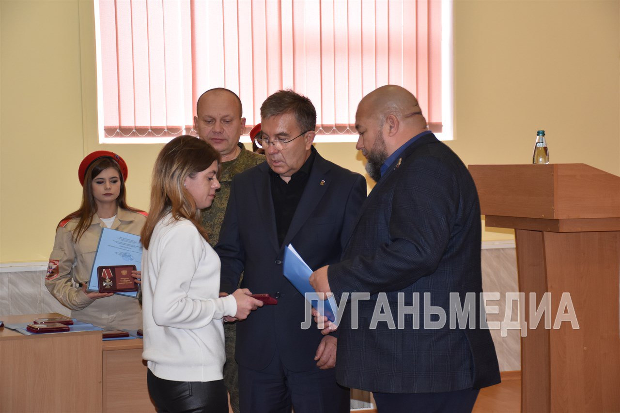 Семьям погибших военнослужащих вручили государственные награды Семьям погибших военнослужащих вручили государственные награды