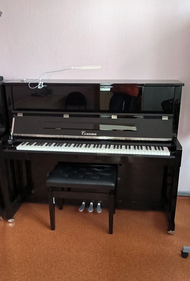 В Новосветловской детской школе искусств появились четыре новых концертных пианино и белый рояль отечественной марки «Соната»