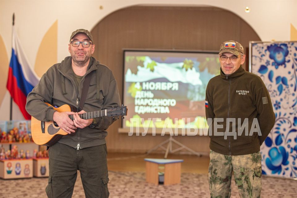 В преддверии Дня народного единства в Луганском детском саду № 2 состоялся праздничный концерт с участием гостей из Тульской области В преддверии Дня народного единства в Луганском детском саду № 2 состоялся праздничный концерт с участием гостей из Тульской области