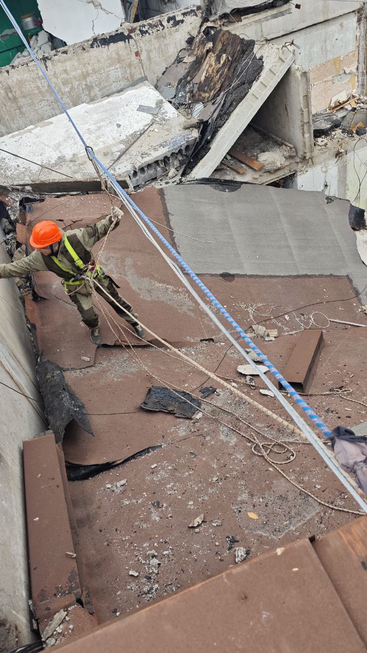 Светлана Гребенькова: Идет разбор аварийных железобетонных конструкций в доме по ул.Гмыри, пострадавшем от взрыва Светлана Гребенькова: Идет разбор аварийных железобетонных конструкций в доме по ул.Гмыри, пострадавшем от взрыва