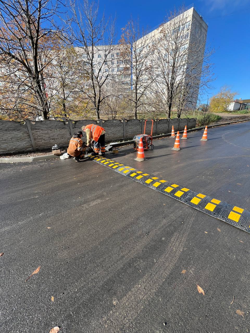 В целях повышения безопасности на дорогах вблизи образовательных учреждений специалисты МУП «Дорожно-эксплуатационное управление» завершили работы по установке искусственных неровностей и соответствующих предупреждающих... В целях повышения безопасности на дорогах вблизи образовательных учреждений специалисты МУП «Дорожно-эксплуатационное управление» завершили работы по установке искусственных неровностей и соответствующих предупреждающих...