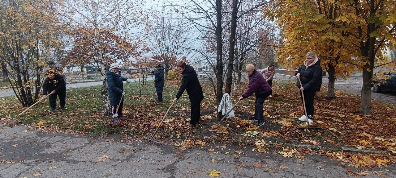 31 октября образовательные учреждения Краснодонщины активно приняли участие в общемуниципальном субботнике, нацеленном на улучшение санитарного состояния округа 31 октября образовательные учреждения Краснодонщины активно приняли участие в общемуниципальном субботнике, нацеленном на улучшение санитарного состояния округа