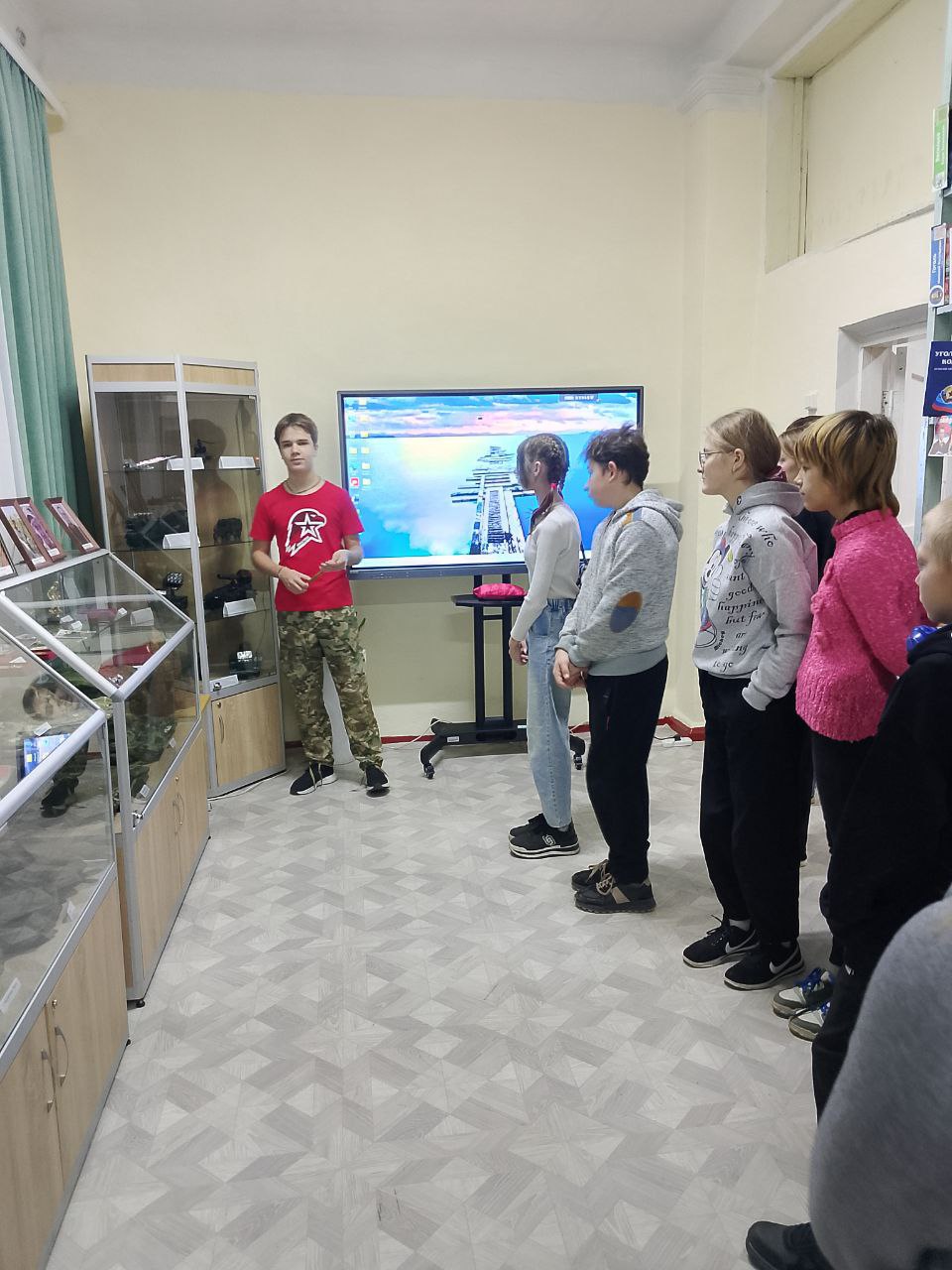 Учащиеся Благовского УВК им. А.М. Крюкова посетили школьный музей боевой итрудовой славы «Память» в Ясеновской гимназии имени Ю.В. Стеценко Учащиеся Благовского УВК им. А.М. Крюкова посетили школьный музей боевой итрудовой славы «Память» в Ясеновской гимназии имени Ю.В. Стеценко