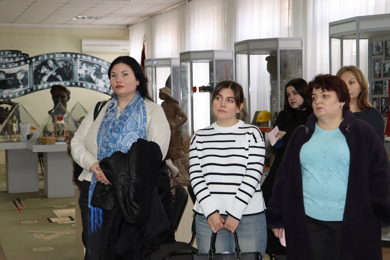 Стаханов встречал участников Республиканской конференции по вопросам трудового воспитания молодежи Стаханов встречал участников Республиканской конференции по вопросам трудового воспитания молодежи