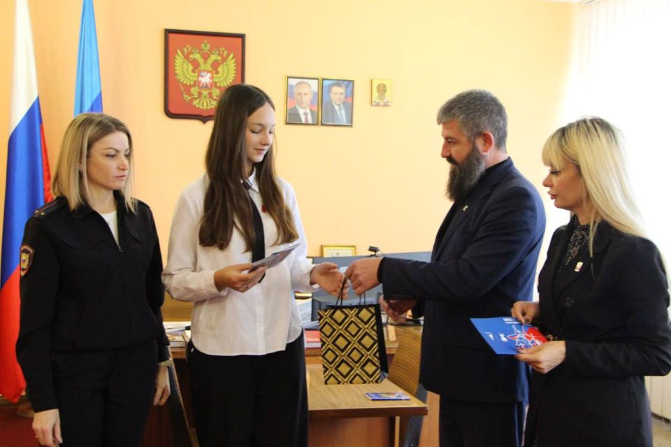 Олег Савченко: В преддверии Дня народного единства, в рамках Всероссийской программы «Мы – граждане России!», совместно с Косовой Людмилой Владимировной - врио начальника ОВМ ОМВД России «Меловский», лейтенантом полиции и... Олег Савченко: В преддверии Дня народного единства, в рамках Всероссийской программы «Мы – граждане России!», совместно с Косовой Людмилой Владимировной - врио начальника ОВМ ОМВД России «Меловский», лейтенантом полиции и...