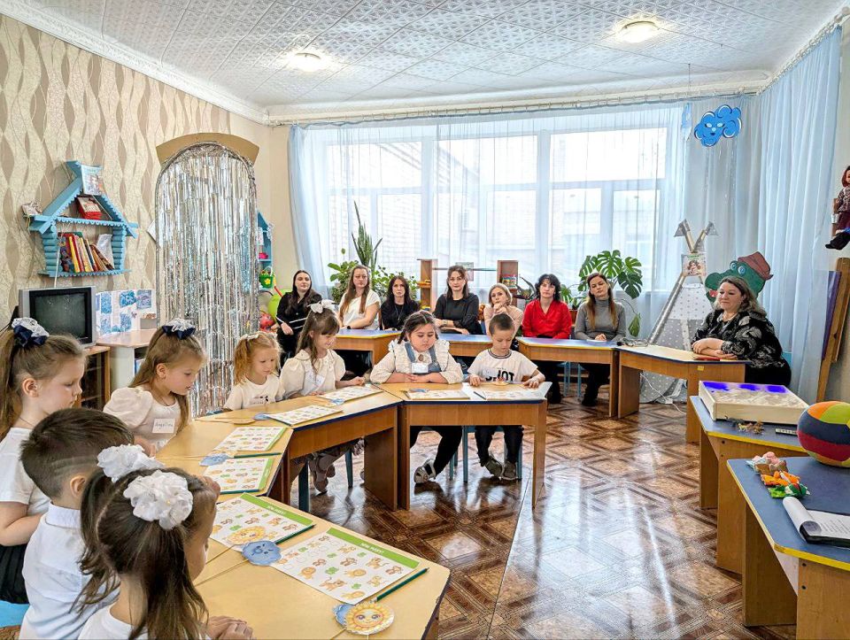 Сегодня в детском саду «Ладушки» прошло открытое занятие кружковой деятельности «Английский для дошколят» Сегодня в детском саду «Ладушки» прошло открытое занятие кружковой деятельности «Английский для дошколят»