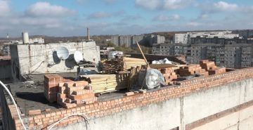 Продолжается капительный ремонт кровли на Шевченко, 42. На втором подъезде демонтируют 3 аварийных плиты