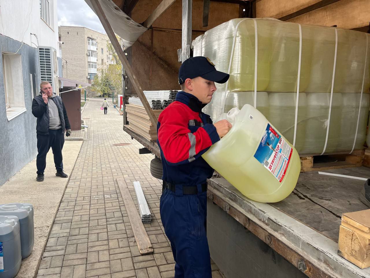 Сегодня добровольцы ССО "Молодогвардеец" ЛугРО ВСКС, студенты КФИиМ (филиал) ЛГУ им.В.Даля оказали помощь МБУ ДО "Краснодонская спортивная школа №1" в разгрузке средств для очистки и обеззараживания воды в бассейне, которые... Сегодня добровольцы ССО "Молодогвардеец" ЛугРО ВСКС, студенты КФИиМ (филиал) ЛГУ им.В.Даля оказали помощь МБУ ДО "Краснодонская спортивная школа №1" в разгрузке средств для очистки и обеззараживания воды в бассейне, которые...