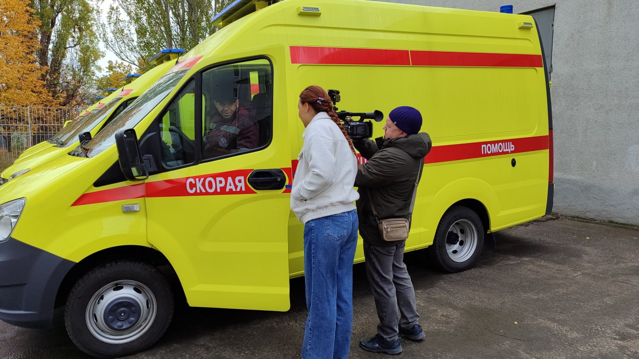 Еще фото с торжественного вручения ключей от автомобилей в Луганском республиканском центре экстренной медицинской помощи и медицины катастроф Еще фото с торжественного вручения ключей от автомобилей в Луганском республиканском центре экстренной медицинской помощи и медицины катастроф