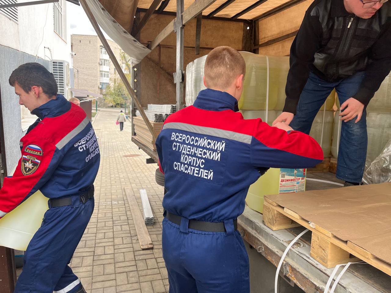 Сегодня добровольцы ССО "Молодогвардеец" ЛугРО ВСКС, студенты КФИиМ (филиал) ЛГУ им.В.Даля оказали помощь МБУ ДО "Краснодонская спортивная школа №1" в разгрузке средств для очистки и обеззараживания воды в бассейне, которые... Сегодня добровольцы ССО "Молодогвардеец" ЛугРО ВСКС, студенты КФИиМ (филиал) ЛГУ им.В.Даля оказали помощь МБУ ДО "Краснодонская спортивная школа №1" в разгрузке средств для очистки и обеззараживания воды в бассейне, которые...