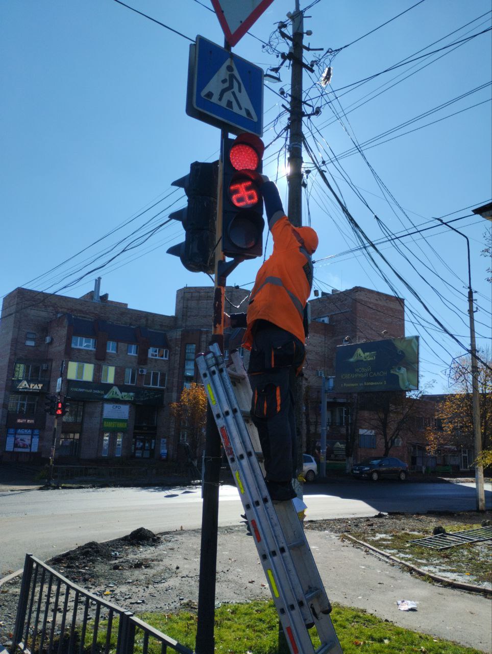 Внимание!. Администрация городского округа город Ровеньки Луганской Народной Республики информирует, что подрядной организацией проводятся работы по устранению неисправностей на светофорных объектах на пересечении ул.... Внимание!. Администрация городского округа город Ровеньки Луганской Народной Республики информирует, что подрядной организацией проводятся работы по устранению неисправностей на светофорных объектах на пересечении ул....