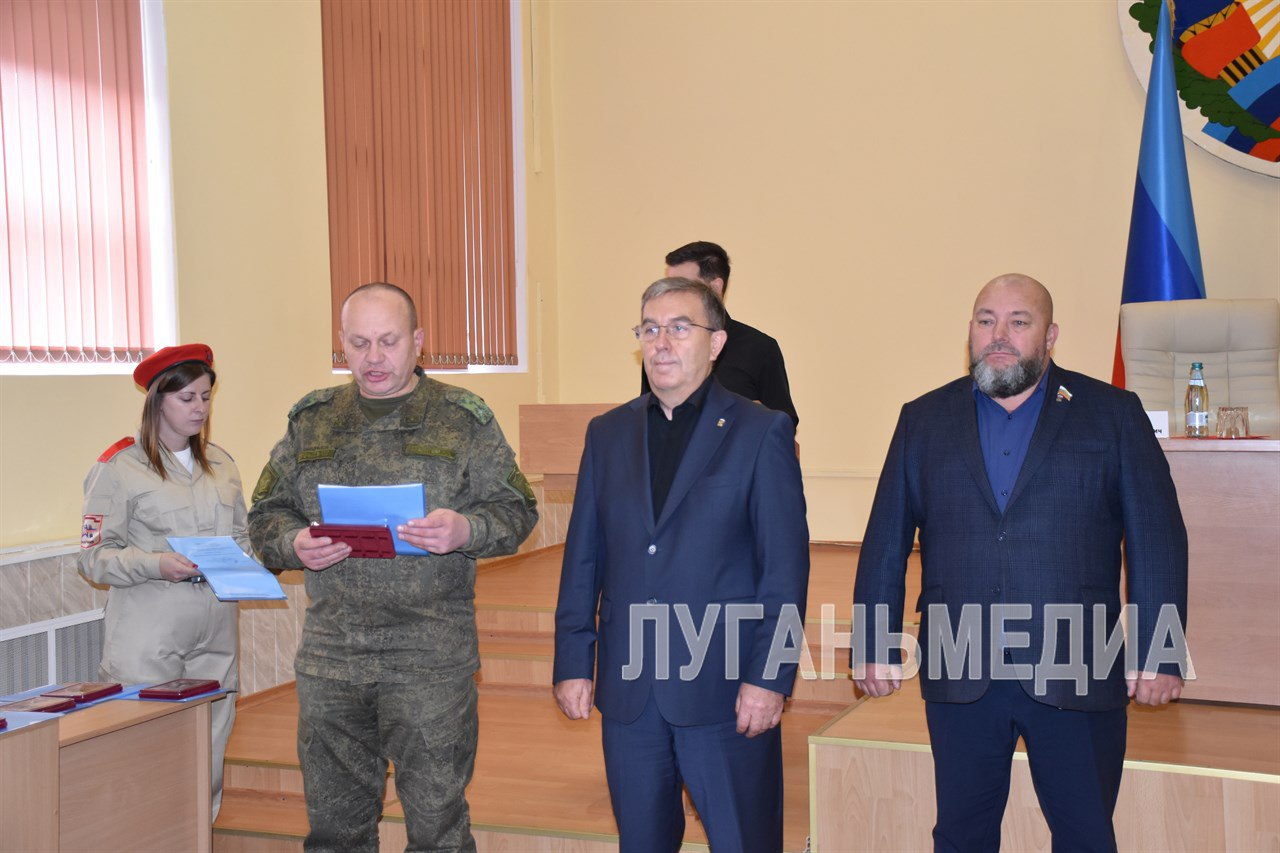 Семьям погибших военнослужащих вручили государственные награды Семьям погибших военнослужащих вручили государственные награды