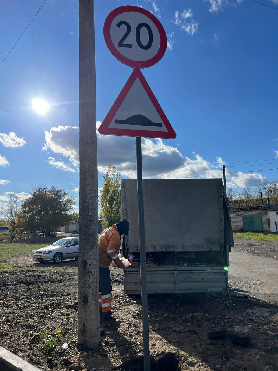 В целях повышения безопасности на дорогах вблизи образовательных учреждений специалисты МУП «Дорожно-эксплуатационное управление» завершили работы по установке искусственных неровностей и соответствующих предупреждающих... В целях повышения безопасности на дорогах вблизи образовательных учреждений специалисты МУП «Дорожно-эксплуатационное управление» завершили работы по установке искусственных неровностей и соответствующих предупреждающих...