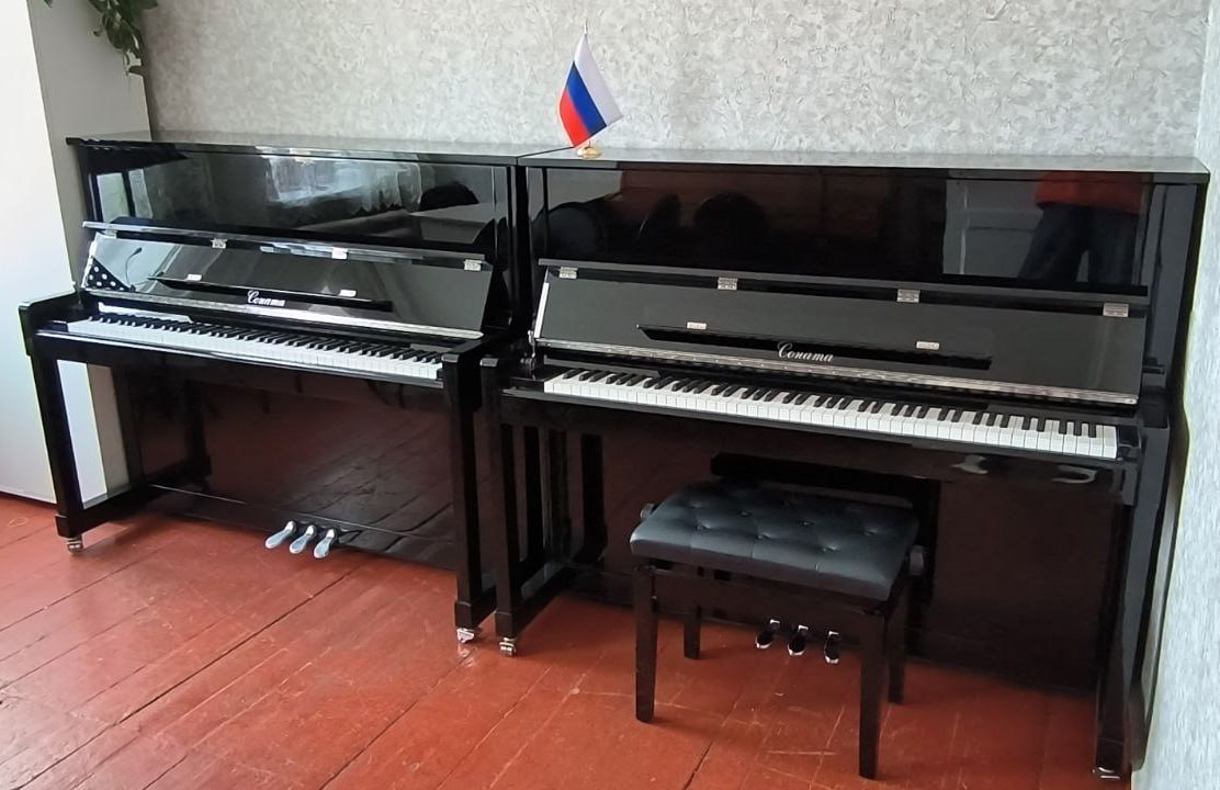 В Новосветловской детской школе искусств появились четыре новых концертных пианино и белый рояль отечественной марки «Соната» В Новосветловской детской школе искусств появились четыре новых концертных пианино и белый рояль отечественной марки «Соната»