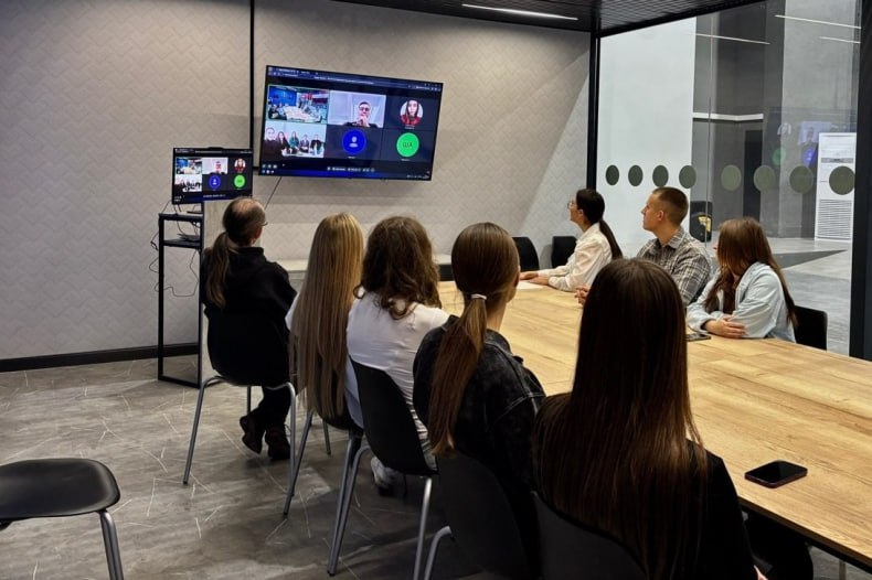 Мы – единая Россия: в Молодёжном центре прошла межрегиональная видеоконференция Мы – единая Россия: в Молодёжном центре прошла межрегиональная видеоконференция