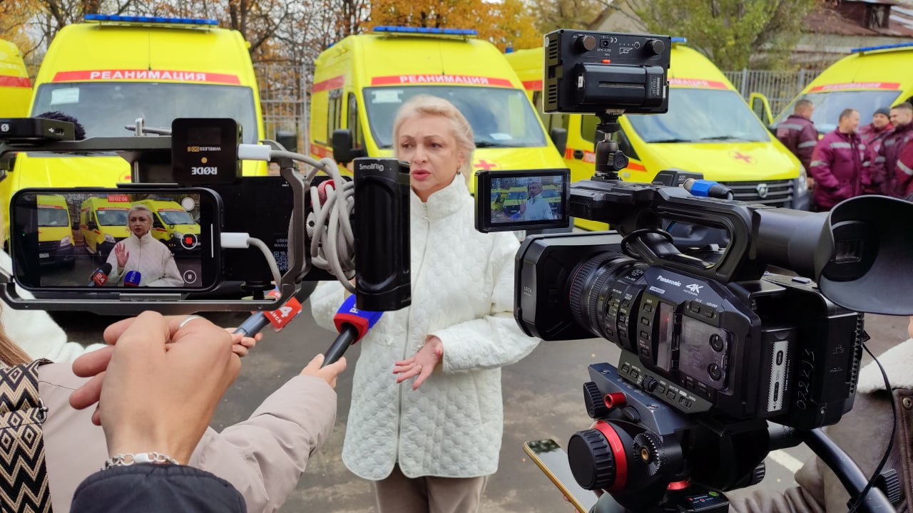 Еще фото с торжественного вручения ключей от автомобилей в Луганском республиканском центре экстренной медицинской помощи и медицины катастроф Еще фото с торжественного вручения ключей от автомобилей в Луганском республиканском центре экстренной медицинской помощи и медицины катастроф