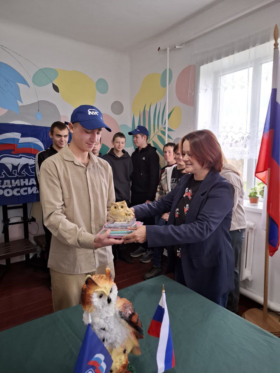 В преддверии Дня народного единства в филиале № 2 "Ландратовский сельский клуб" при непосредственном участии сторонника партии «ЕДИНАЯ РОССИЯ» Дарьи Гузиеватой - заведующего филиалом № 2 "Лантратовский сельский клуб"... В преддверии Дня народного единства в филиале № 2 "Ландратовский сельский клуб" при непосредственном участии сторонника партии «ЕДИНАЯ РОССИЯ» Дарьи Гузиеватой - заведующего филиалом № 2 "Лантратовский сельский клуб"...