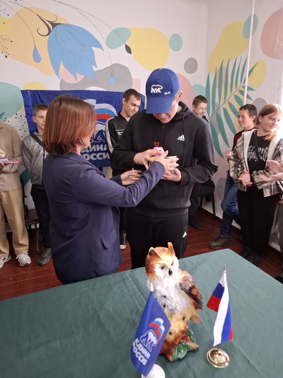 В преддверии Дня народного единства в филиале № 2 "Ландратовский сельский клуб" при непосредственном участии сторонника партии «ЕДИНАЯ РОССИЯ» Дарьи Гузиеватой - заведующего филиалом № 2 "Лантратовский сельский клуб"... В преддверии Дня народного единства в филиале № 2 "Ландратовский сельский клуб" при непосредственном участии сторонника партии «ЕДИНАЯ РОССИЯ» Дарьи Гузиеватой - заведующего филиалом № 2 "Лантратовский сельский клуб"...