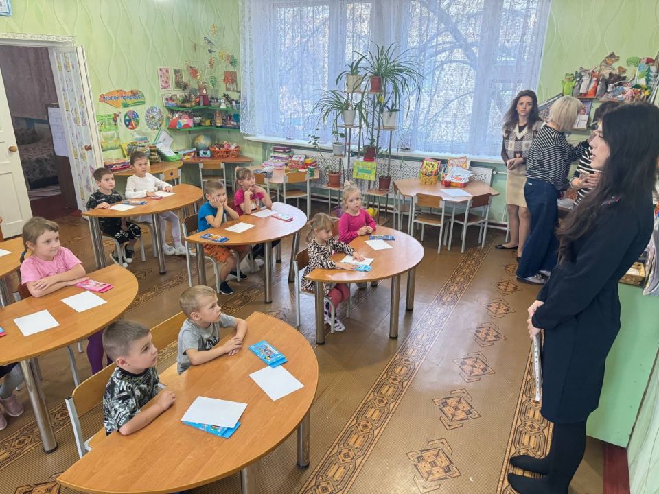 Сотрудники ОГИБДД ОМВД России «Краснодонский» провели познавательное занятие с воспитанниками детского сада "Ивушка", посвящённое правилам дорожного движения и безопасному поведению на дороге Сотрудники ОГИБДД ОМВД России «Краснодонский» провели познавательное занятие с воспитанниками детского сада "Ивушка", посвящённое правилам дорожного движения и безопасному поведению на дороге