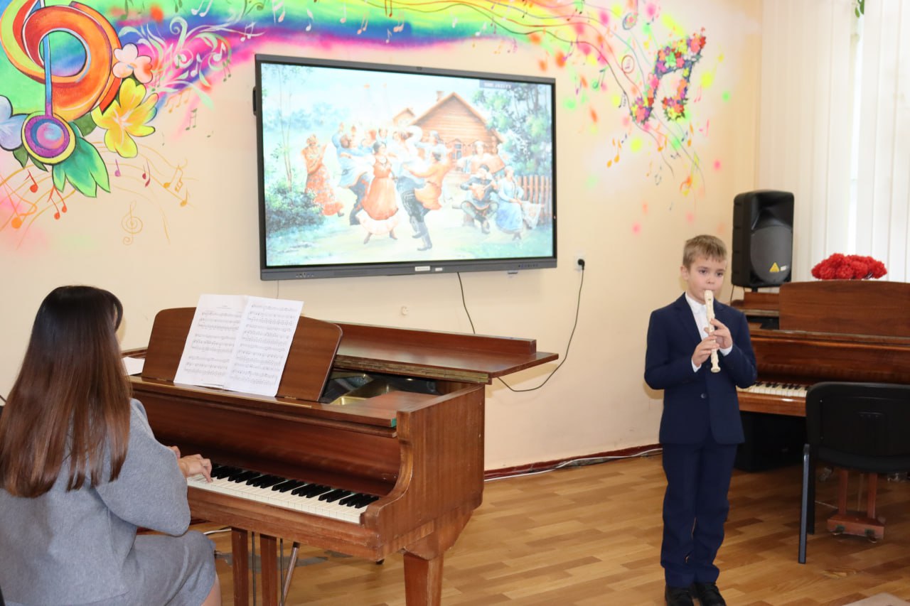 В Антрацитовской детской музыкальной школе состоялся историко-музыкальный экскурс «Мы - народ и мы едины», приуроченный ко Дню народного единства В Антрацитовской детской музыкальной школе состоялся историко-музыкальный экскурс «Мы - народ и мы едины», приуроченный ко Дню народного единства