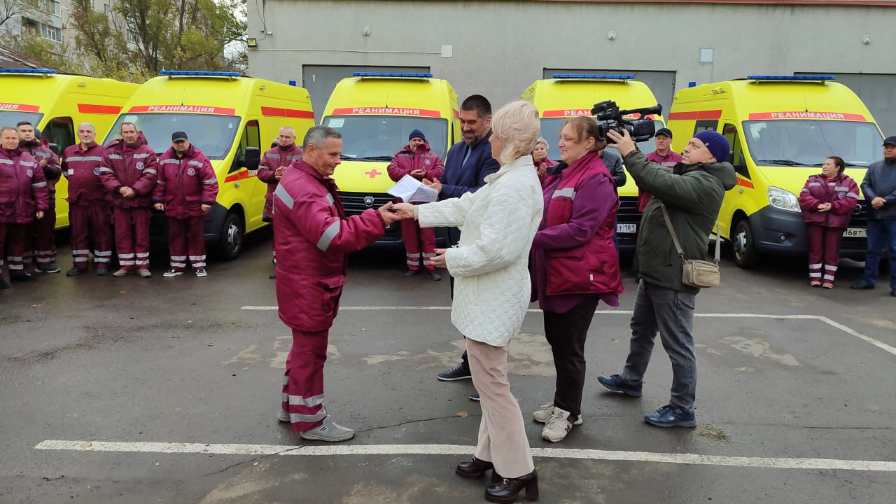 Еще фото с торжественного вручения ключей от автомобилей в Луганском республиканском центре экстренной медицинской помощи и медицины катастроф Еще фото с торжественного вручения ключей от автомобилей в Луганском республиканском центре экстренной медицинской помощи и медицины катастроф