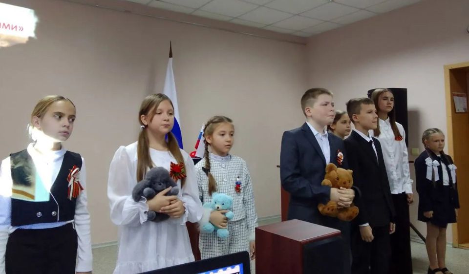 В историческом музее в рамках проекта «Герои Отечества» состоялась музыкально-патриотическая игра «Угадай мелодию по страницам песен военных лет» В историческом музее в рамках проекта «Герои Отечества» состоялась музыкально-патриотическая игра «Угадай мелодию по страницам песен военных лет»