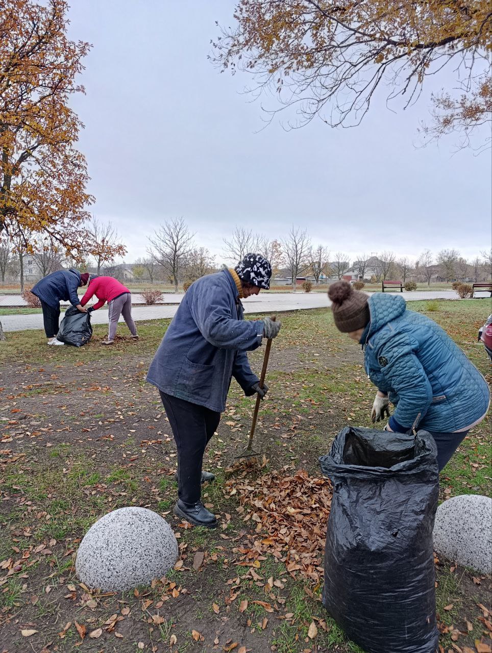 31 октября образовательные учреждения Краснодонщины активно приняли участие в общемуниципальном субботнике, нацеленном на улучшение санитарного состояния округа 31 октября образовательные учреждения Краснодонщины активно приняли участие в общемуниципальном субботнике, нацеленном на улучшение санитарного состояния округа