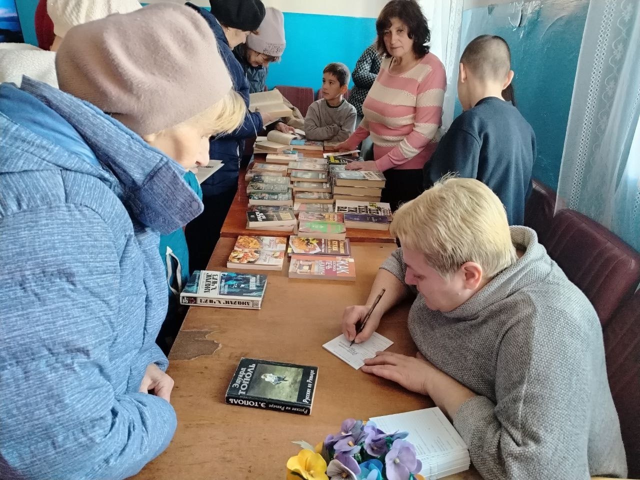 Сотрудники Лутугинской центральной районной библиотеки организовали мобильную библиотеку для жителей села Шелковоя Протока Сотрудники Лутугинской центральной районной библиотеки организовали мобильную библиотеку для жителей села Шелковоя Протока