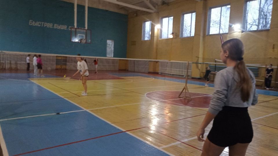В дни осенних каникул, 29 октября на базе спортзала «Кристалл» Петровского комплекса спортивных сооружений прошли соревнования по бадминтону среди спортсменов секции спорткомплекса В дни осенних каникул, 29 октября на базе спортзала «Кристалл» Петровского комплекса спортивных сооружений прошли соревнования по бадминтону среди спортсменов секции спорткомплекса