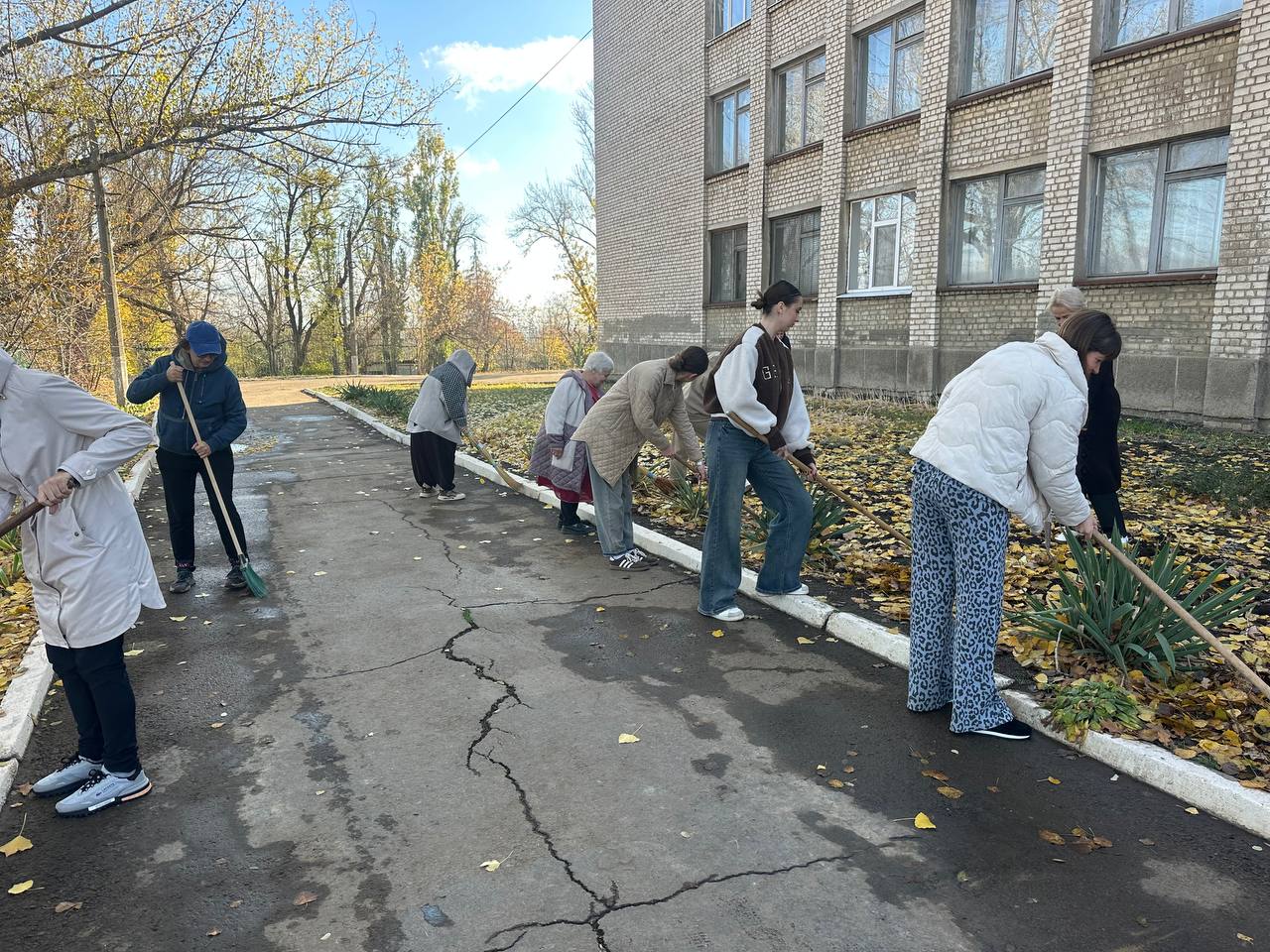 31 октября образовательные учреждения Краснодонщины активно приняли участие в общемуниципальном субботнике, нацеленном на улучшение санитарного состояния округа 31 октября образовательные учреждения Краснодонщины активно приняли участие в общемуниципальном субботнике, нацеленном на улучшение санитарного состояния округа