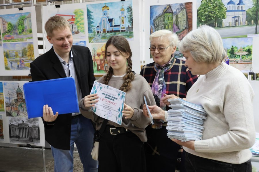 В Луганском краеведческом музее открылась выставка детского пленэра В Луганском краеведческом музее открылась выставка детского пленэра