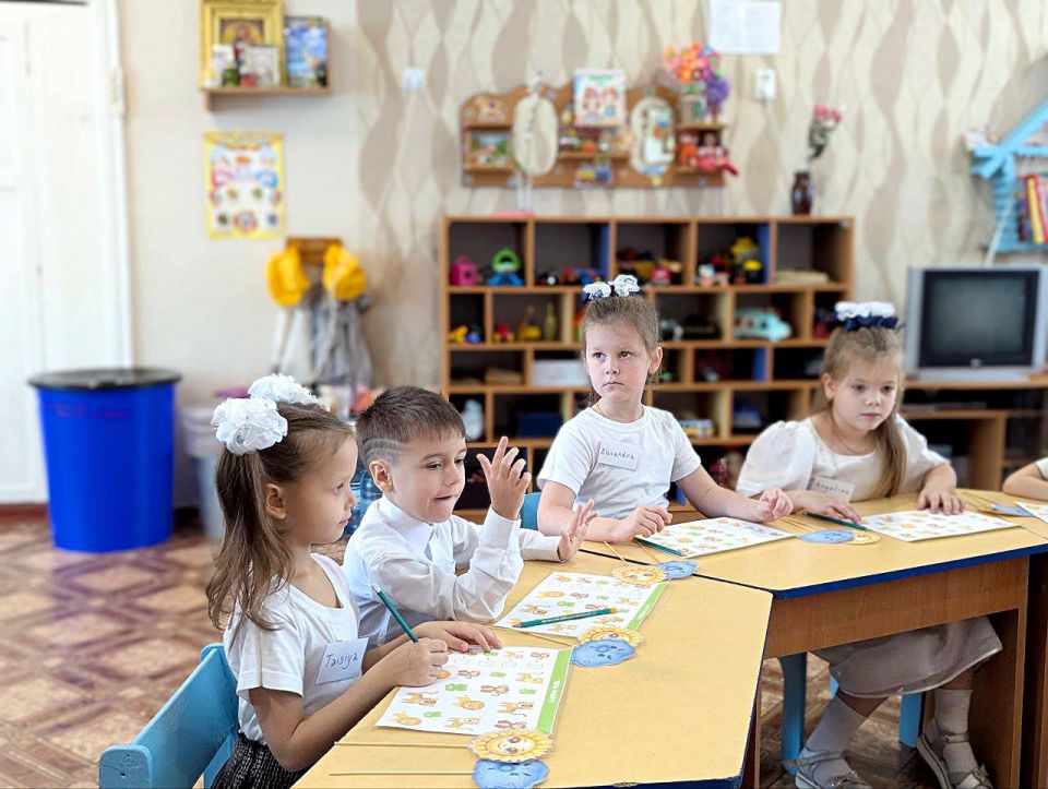 Сегодня в детском саду «Ладушки» прошло открытое занятие кружковой деятельности «Английский для дошколят» Сегодня в детском саду «Ладушки» прошло открытое занятие кружковой деятельности «Английский для дошколят»