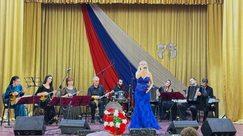 Жители поселка Хрящеватое насладились выступлением артистов Луганской академической филармонии Жители поселка Хрящеватое насладились выступлением артистов Луганской академической филармонии