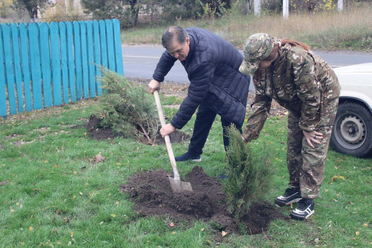 В Славяносербске единороссы высадили «Аллею единства» В Славяносербске единороссы высадили «Аллею единства»