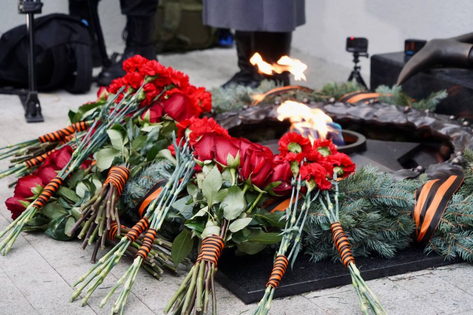 Подвиг, который мы помним. В день, когда прошло ровно 84 года с момента начала героической обороны Донбасса от немецко-фашистских захватчиков на реке Миус, добровольцы Луганского регионального отделения ВСКС приняли участие... Подвиг, который мы помним. В день, когда прошло ровно 84 года с момента начала героической обороны Донбасса от немецко-фашистских захватчиков на реке Миус, добровольцы Луганского регионального отделения ВСКС приняли участие...
