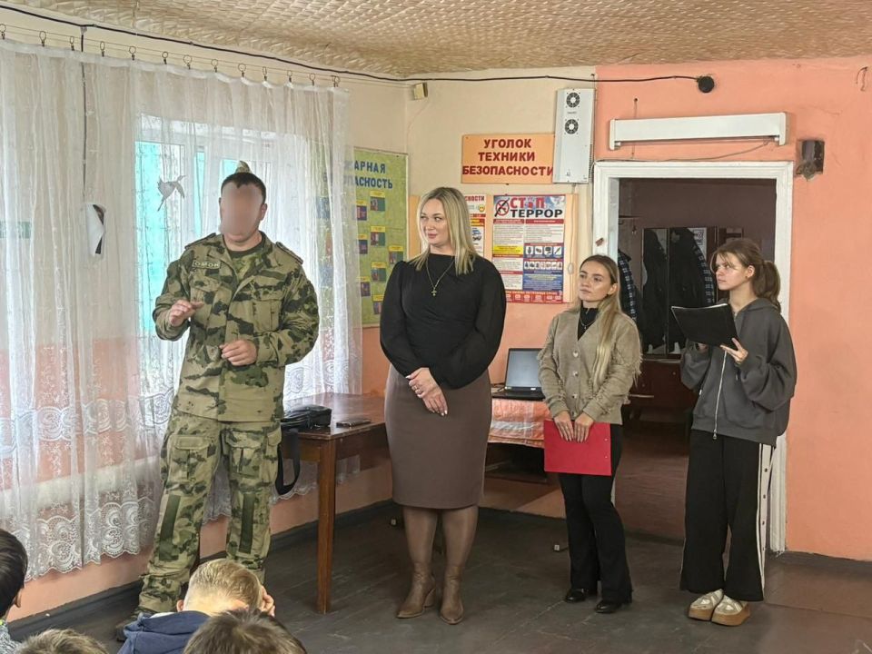 31 октября 2025 года, в преддверии Дня народного единства, в Ровеньковском центре детского, юношеского туризма и краеведения, состоялось знаменательное мероприятие, объединившее юное поколение, представителей силовых... 31 октября 2025 года, в преддверии Дня народного единства, в Ровеньковском центре детского, юношеского туризма и краеведения, состоялось знаменательное мероприятие, объединившее юное поколение, представителей силовых...