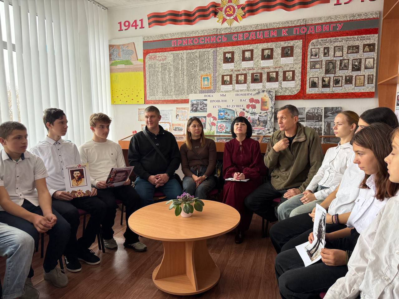 На базе ГБОУ ЛНР «Верхнепокровская ОШ» состоялась встреча с нашим земляком — участником СВО Рисухиным Олегом Владимировичем, служащим в 6-й отдельной гвардейской мотострелковой Лисичанской казачьей бригаде имени М. И. Платова На базе ГБОУ ЛНР «Верхнепокровская ОШ» состоялась встреча с нашим земляком — участником СВО Рисухиным Олегом Владимировичем, служащим в 6-й отдельной гвардейской мотострелковой Лисичанской казачьей бригаде имени М. И. Платова